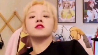 Saat Song Yuqi dan Blackpink menarikan Shut Down bersama.