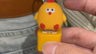 女朋友新买的钥匙扣也太上头了吧！走到哪按到哪 真的忍不住哈哈哈～
