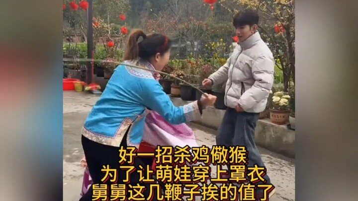 Sungguh taktik yang jitu: demi membuat si buah hati mengenakan baju pelindung, paman ini rela meneri