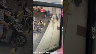 Ending Tak Terduga! Wanita Ini Dibikin Kaget Gegara Motor yang Jumping Tetiba Nyamperin Seorang Pria