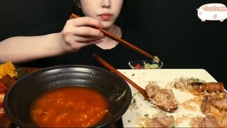 Thịt cổ heo nướng, cơm chiên lòng, mì cay 8 #amthuc