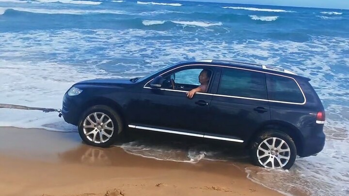 [Homo Sapiens TV] Mr. Fu, washing a car with seawater!