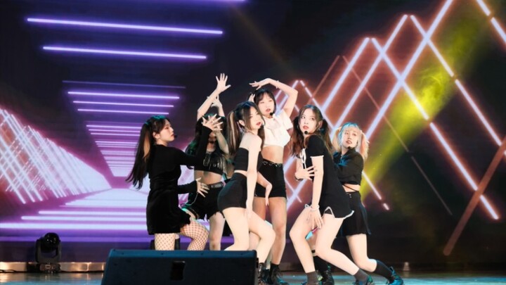 Mengejutkan! Bernyanyi lipsync terang-terangan dengan mikrofon!! Grup idola ‘terbatas’ yang tidak di