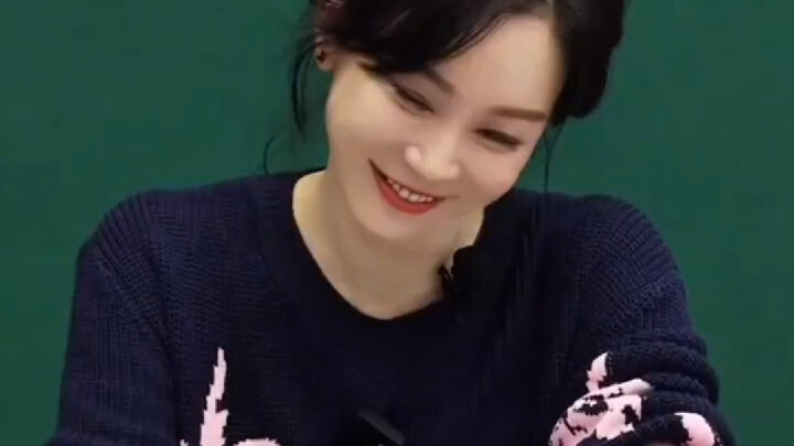 สวยจนใจละลาย… มีครูแบบนี้ ตั้งแต่เจ็ดโมงเช้าฉันก็พร้อมไปเรียนแล้ว!!!