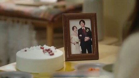 หญิงสาวคนหนึ่งไปที่สตูดิโอถ่ายภาพเพื่อถ่ายภาพหลังเสียชีวิต เพราะเธอไม่มีเงินจ่ายค่าผ่าตัดแพงเกินไป