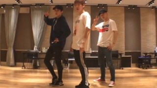 مفاجأة! تم الكشف عن غرفة تدريب EXO-CBX "Ka-CHING! (النسخة القصيرة)"!