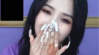 Thì ra Tiểu Quyên thật sự đã dùng tay làm vỡ chiếc ly thủy tinh
