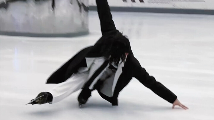 Kibutsuji Muzan makes a stunning appearance on the ice rink! He’s so cool!