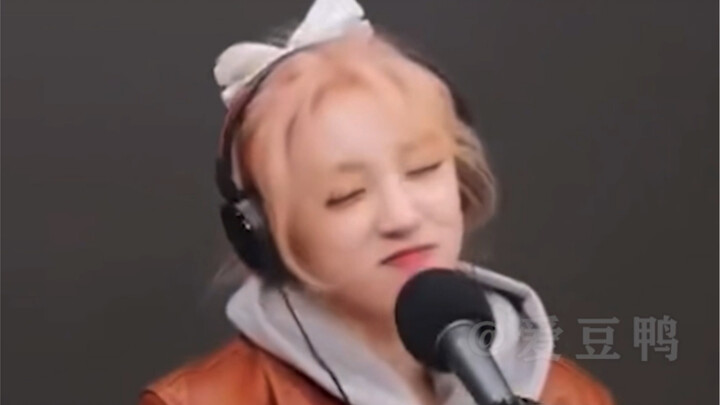 Chuyện cười: Song Yiqi mắc cỡ