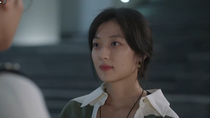 During the honeymoon phase, seeing her dream guy makeup-free—her reaction is so real!