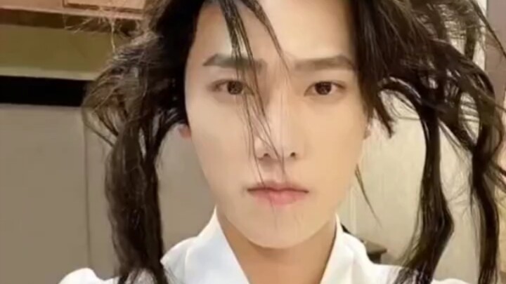 Netizen: Isn’t Yang Yang supposed to look like this??!