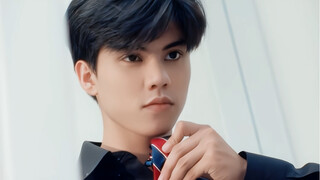 Con công xòe đuôi ra và bắt đầu đuổi theo vợ mình~