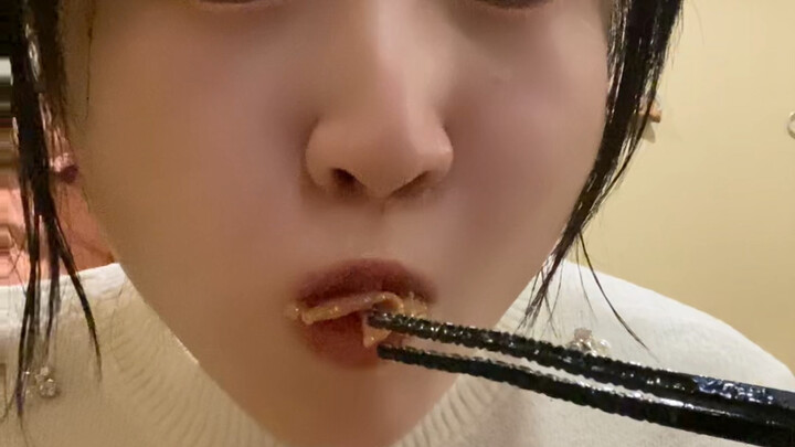 كم يجتهد اليابانيون ليقدّموا لك وعاءً من نودلز الزيت اللزجة واللذيذة!