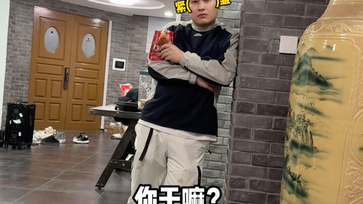 Khi nào thì gã thanh niên bị trĩ này mới hết khổ đây?