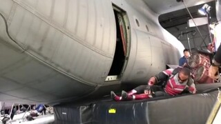 لقطات مضحكة خلف الكواليس للقفز من الطائرة في فيلم "الصقر والجندي الشتوي" هاهاهاها!