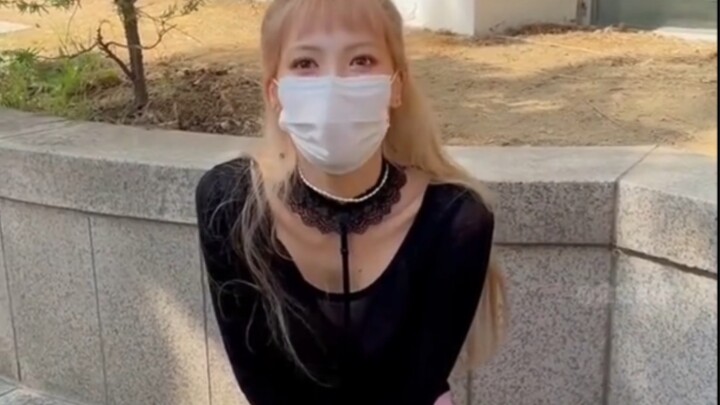 HyunA is so sweet and gentle when chatting with her fans!