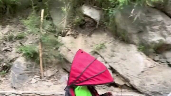 Netizens in western Sichuan stumbled upon a foreign friend biking the Western Sichuan Mini Loop with