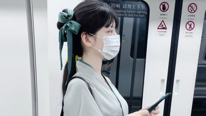 Gặp Tiểu Thanh đang vội bắt chuyến tàu cuối trên tàu điện ngầm