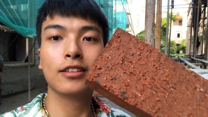 96年小伙开店创业失败，欠了一大笔钱，如今只有靠搬砖还钱了！