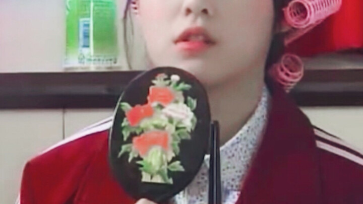 Serius, kan, bilang dia nggak cantik? Dia masuk ke dunia hiburan karena terkenal dengan wajahnya yan