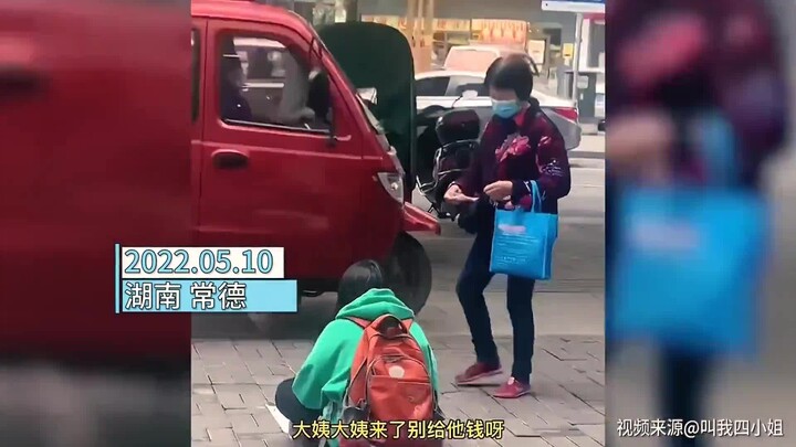 Woman begs for 6 yuan for breakfast by the roadside, but shopkeeper can’t stand it and chases her aw