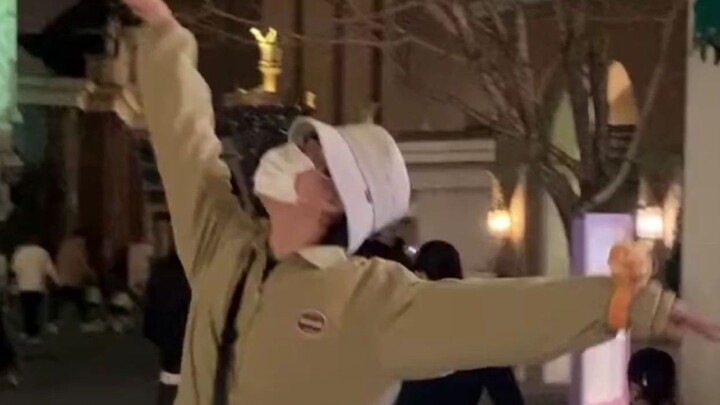 Karakternya pas banget! Cara yang tepat bagi si ekstrovert untuk berkeliling taman hiburan