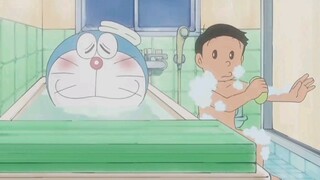 Adegan mandi yang jarang terjadi antara Doraemon dan Nobita