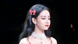 “Cô ấy hình như biết mình rất đáng yêu nhỉ!!!”