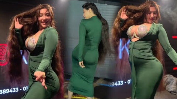 Tarian seksi dengan tubuh montok