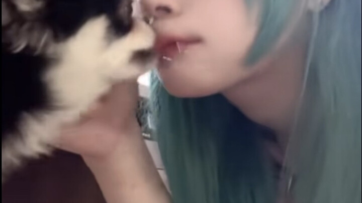 Pasti pernah kasih makan anjing, interaksinya terlalu akrab!