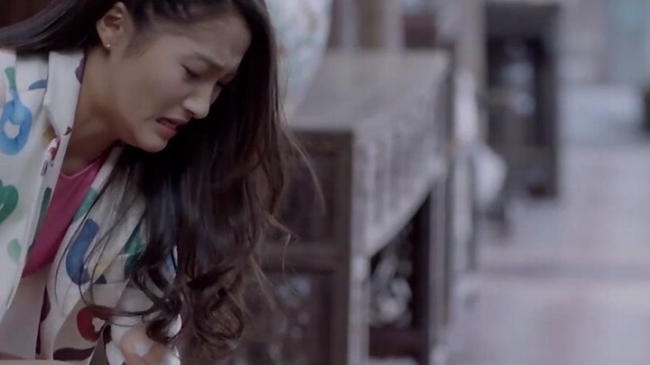 Afraid that her subordinates would be embarrassed to see her, the long-legged beauty hurriedly put o