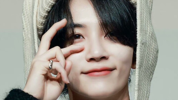 Với những người không cảm nhận được nhan sắc của Yoon Jeonghan thì cũng chẳng có gì để nói