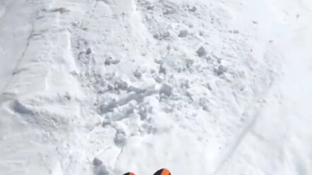 Karyawan Red Bull Bermain Ski