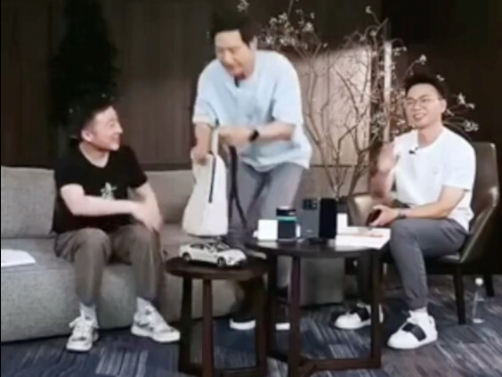 The employee standing next to Lei Jun has gone viral, earning praise from CEO Lei with their high em