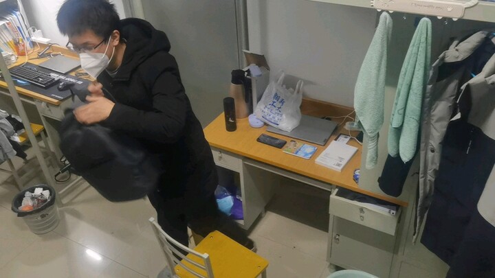 Teman sekamar saya ketahuan nyontek ujian akhir dan sudah dipecat. Sekarang dia lagi berkemas-kemas 