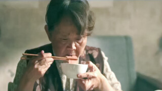 Hai người con trai nuôi mẹ mình như nuôi lợn. Bất cứ ai giảm được một pound sẽ được nuôi thêm một nă