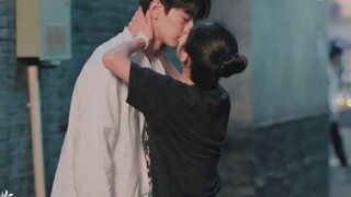 [In the Past, There Were Glazed Tiles] Lin Yi and Chen Yuqi's Super Sweet Wall-Dangling Kiss! "This 