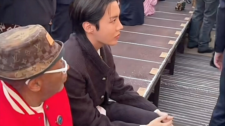 มีผู้จัดการส่วนตัวนั่งอยู่ข้างกู่กู่ ก็เลยไม่อึดอัดแล้ว