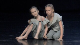"Come closer." Modern dance choreography.
