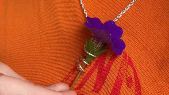 A necklace that can hold flowers—so cute!
