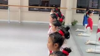Học viên khiêu vũ, luyện tập hàng ngày
