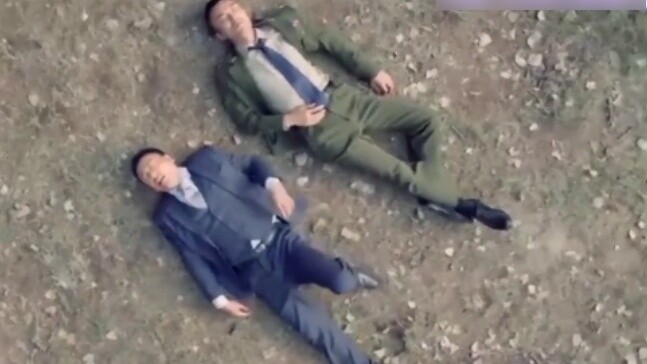 Phim ảnh|Người mặc đồng phục bị người mặc vest giải quyết bằng bút