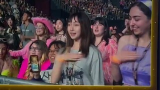 There was a random dance at Twice's concert! As a Twice fan, I'm so happy! I'm even happier to be ch