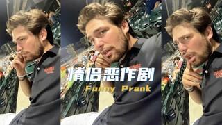 假装打电话并在通话中讲出男友喜欢的东西