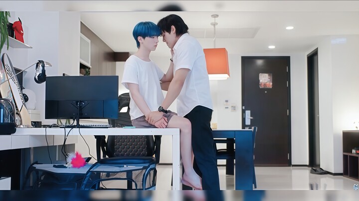 Thân hình chênh lệch thì phải dùng thế nào đây! Bế kiểu công chúa, ôm từ phía sau… Anh chàng sinh vi