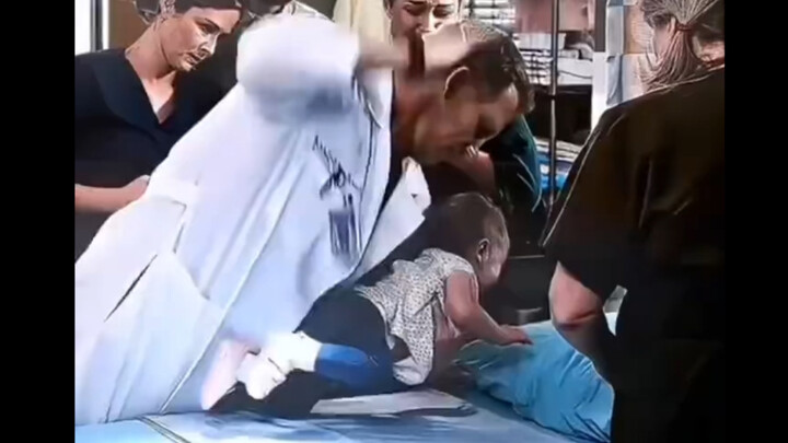 Dokter menepuk punggung anak tersebut, lalu anak itu memuntahkan sebuah koin.