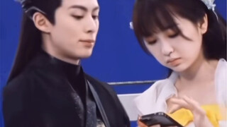 Yu Shuxin x Wang Hedi | He touched Xinxin's arm and looked at her phone. Isn't this the daily routin