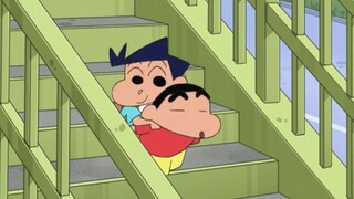 [Crayon Shin-chan] Kazama meminta Shin-chan untuk menggendongnya menuruni tangga, itu lucu sekali! 【