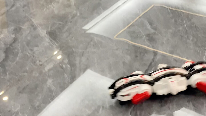 Ayo, pasti keren banget kalau punya mobil remote control yang bisa main Hot Wheels liburan musim pan