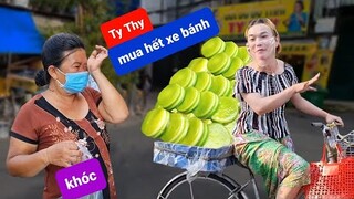 TY THY mua hết xe bánh da lợn khiến cô bán bánh bật khóc - Ty Thy Vlog Gỏi đu đủ